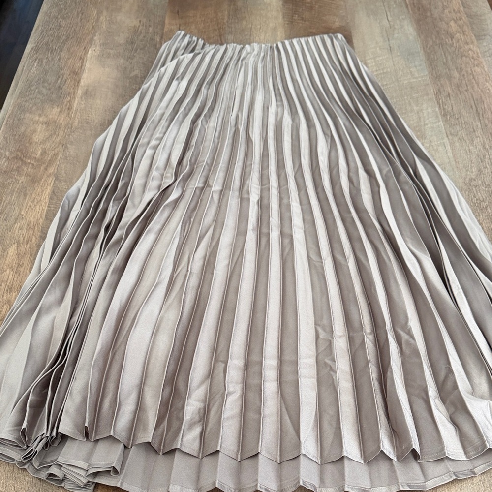 House of Harlow 1960 Pleated Midi Skirt in Taupe